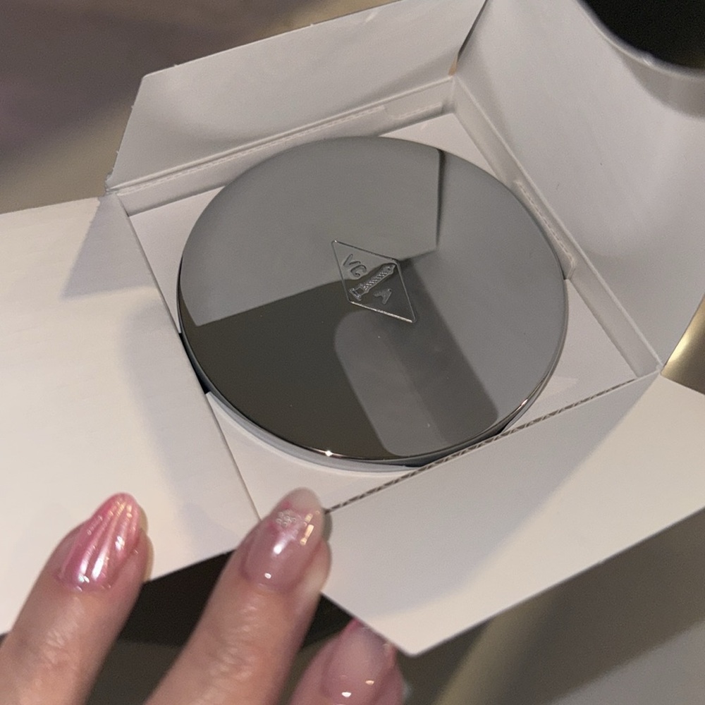 Van Cleef & Arpels Rose Rouge Candle - Picture 2 of 6